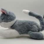 Мягкая игрушка. Лежащая кошка.